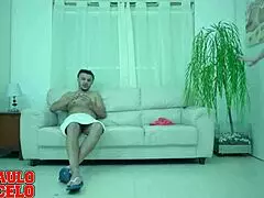 essa empreguete me deixa louco com esses peitos enormes!!