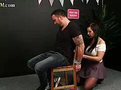 CFNM Femdom MILF Bersepatu Tumit Rock Skirt Kulit Ikat Rambut Merah Kocok Hisap Batang Ikatan Lelaki