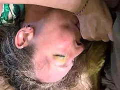 Elle suce la bite à fond pendant que le vibro la fait jouir non-stop