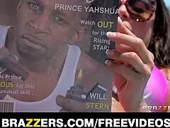 Ariella bikini-ben a medencénél fantáziál a poolboy faszáról ami szétbasz a nedvesét