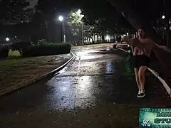 Ei amor, mama loira molhadinha fudendo com estranho na chuva, quer ajudar?