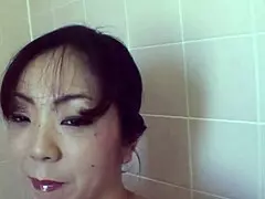 Waouh, brune jap expérimentée Yoriko Akiyoshi aux gros seins toy sa chatte solo 😍🍑