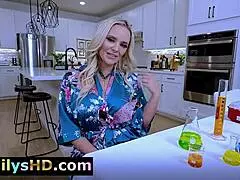 Can't Resist Stepmom's Perfect Body Suck Ride Facial Explosion