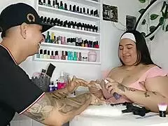 mientras mi manicurista me arregla las uñas yo le toco sus enormes tetas y su pussy húmeda bajo la mesa