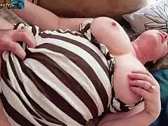 mamini naravni veliki joški se treseta, ko me jebe do masivnega creampie orgazma