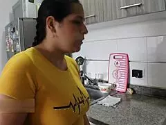 mi madrastra cachonda me dio un potenciador pa ponerme super erecto y me la coji duro tragandose todo mi semen mientras el marido no esta