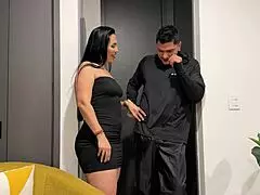 colombian milf shakes big ass tipping delivery guy with curvy latina booty