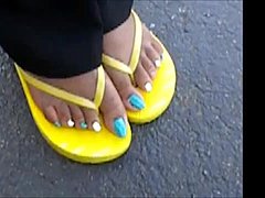 Ebony milf exposes her toes