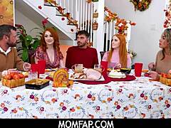 Wanita matang dalam aksi Thanksgiving