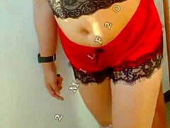 लाल कपड़े पहने MILF बाहरी एक्शन में।