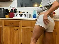 Anna Marias seducente danza in cucina