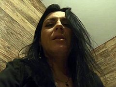 MILF troia in calze si masturba