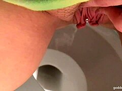 Amateur babe's toilet antics fetish