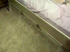 Hijastra asiática seduce a su padrastro en la cama