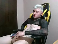 uma garota cobrando alto pra eu penetrar, dai eu disse com esse preco eu me masturbo na sua frente e passa olha minha cara de preocupado logo eu que por onde passo todos me come com o olho