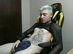 uma garota cobrando alto pra eu penetrar, dai eu disse com esse preco eu me masturbo na sua frente e passa olha minha cara de preocupado logo eu que por onde passo todos me come com o olho