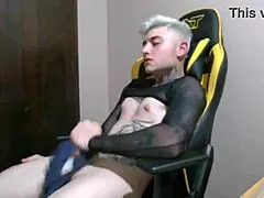 uma garota cobrando alto pra eu penetrar, dai eu disse com esse preco eu me masturbo na sua frente e passa olha minha cara de preocupado logo eu que por onde passo todos me come com o olho