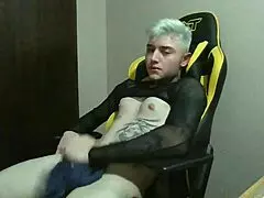 uma garota cobrando alto pra eu penetrar, dai eu disse com esse preco eu me masturbo na sua frente e passa olha minha cara de preocupado logo eu que por onde passo todos me come com o olho