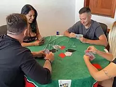Um jogo de cartas vira troca de casal com Kel Abate e Bruna Carlos em ação quente.