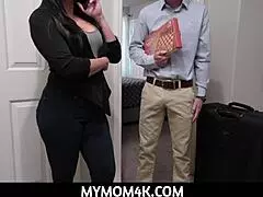 मेरी बाथिंग मॉम शीना रायडर को देखना और उसकी टाइट बॉडी की प्यास